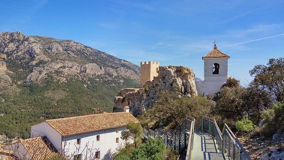 Encaramada sobre un lienzo rocoso que sirve de abrigo y defensa se alza esta localidad, considerada una de las más bonitas y visitadas de España, reflejando sus peculiaridades paisajísticas, históricas, culturales y urbanísticas. Así lo demuestran la Asociación de los Pueblos Más Bonitos de España y la Federación Internacional de los Pueblos más Bonitos del Mundo, a las cuales pertenece.