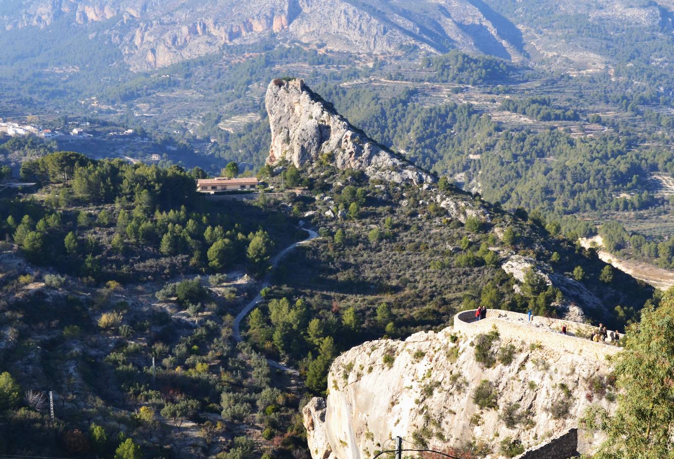 Encaramada sobre un lienzo rocoso que sirve de abrigo y defensa se alza esta localidad, considerada una de las más bonitas y visitadas de España, reflejando sus peculiaridades paisajísticas, históricas, culturales y urbanísticas. Así lo demuestran la Asociación de los Pueblos Más Bonitos de España y la Federación Internacional de los Pueblos más Bonitos del Mundo, a las cuales pertenece.