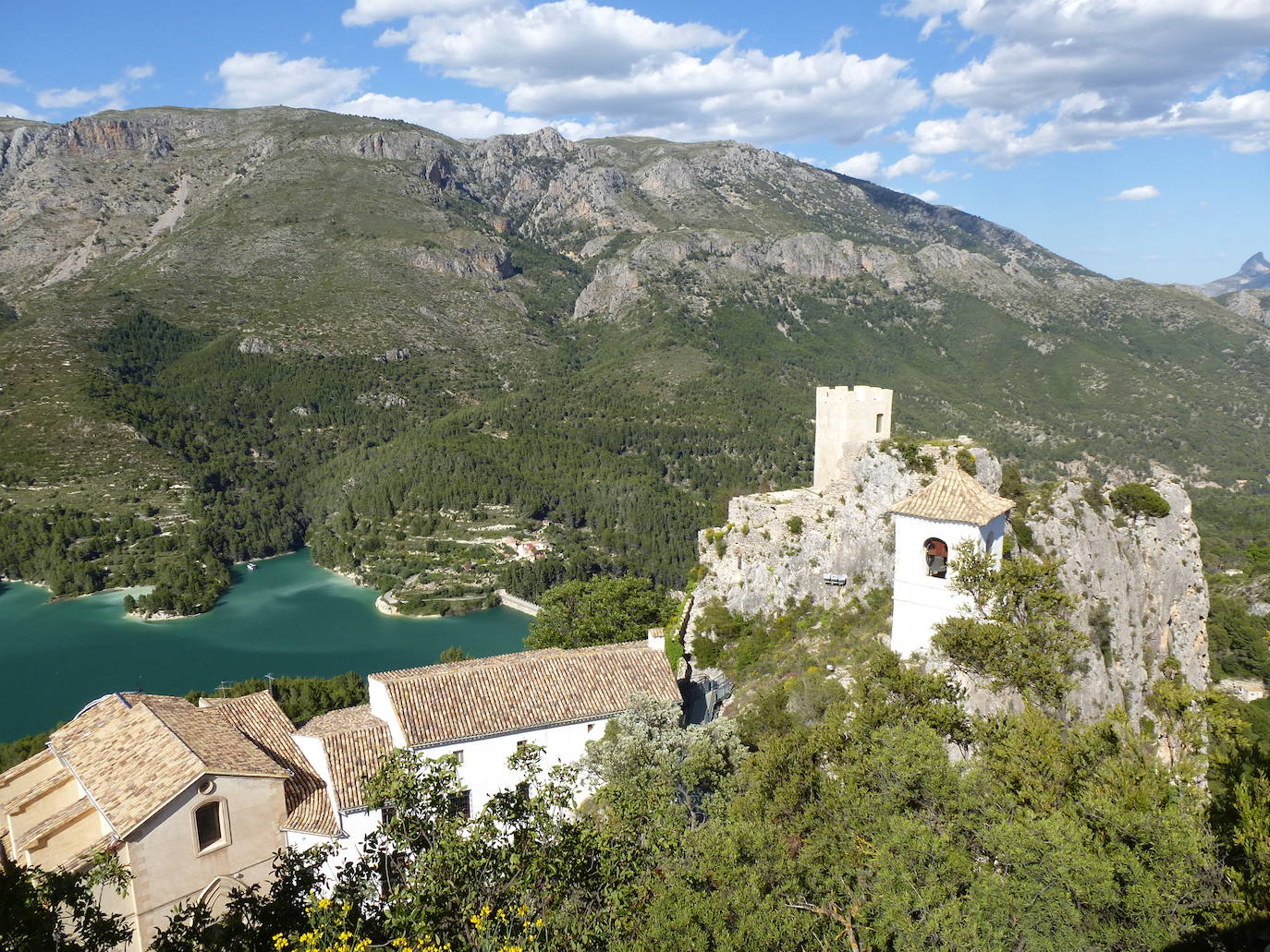 Encaramada sobre un lienzo rocoso que sirve de abrigo y defensa se alza esta localidad, considerada una de las más bonitas y visitadas de España, reflejando sus peculiaridades paisajísticas, históricas, culturales y urbanísticas. Así lo demuestran la Asociación de los Pueblos Más Bonitos de España y la Federación Internacional de los Pueblos más Bonitos del Mundo, a las cuales pertenece.