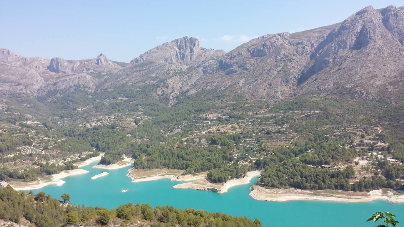 Encaramada sobre un lienzo rocoso que sirve de abrigo y defensa se alza esta localidad, considerada una de las más bonitas y visitadas de España, reflejando sus peculiaridades paisajísticas, históricas, culturales y urbanísticas. Así lo demuestran la Asociación de los Pueblos Más Bonitos de España y la Federación Internacional de los Pueblos más Bonitos del Mundo, a las cuales pertenece.