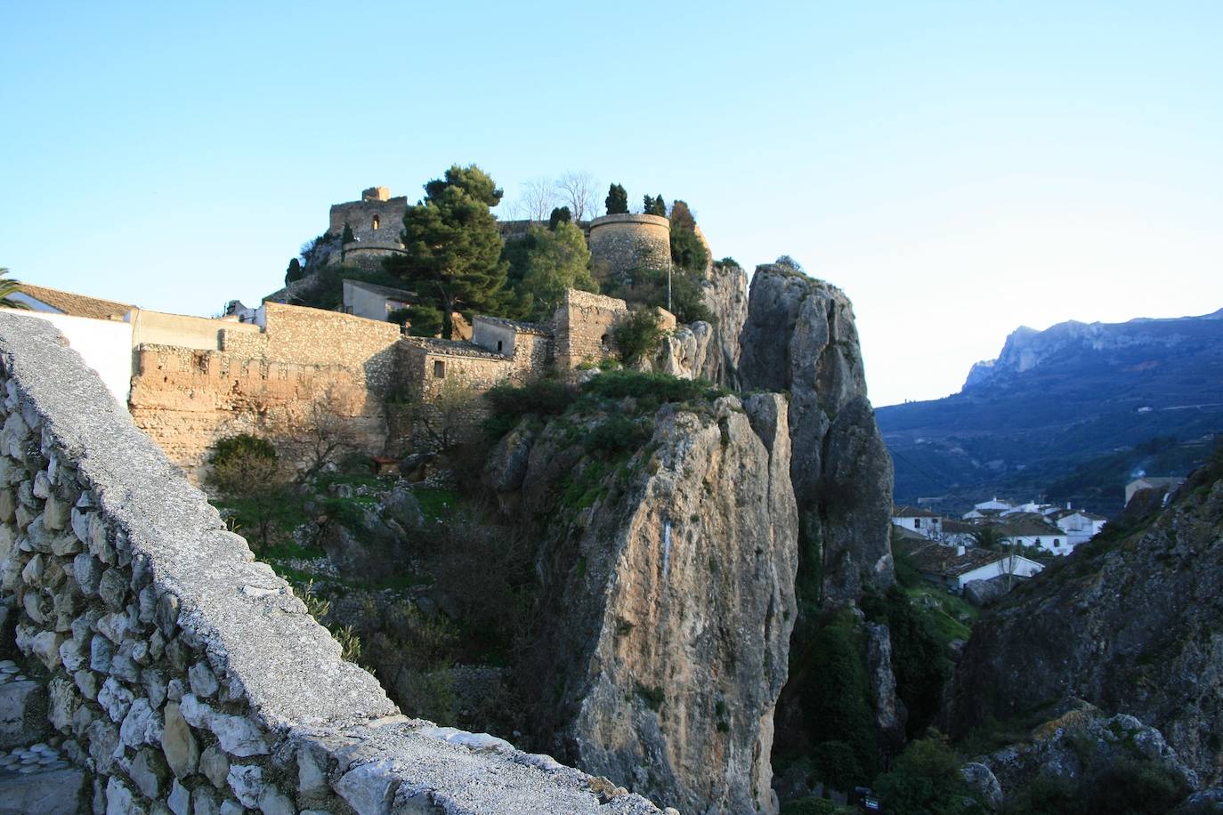 Encaramada sobre un lienzo rocoso que sirve de abrigo y defensa se alza esta localidad, considerada una de las más bonitas y visitadas de España, reflejando sus peculiaridades paisajísticas, históricas, culturales y urbanísticas. Así lo demuestran la Asociación de los Pueblos Más Bonitos de España y la Federación Internacional de los Pueblos más Bonitos del Mundo, a las cuales pertenece.