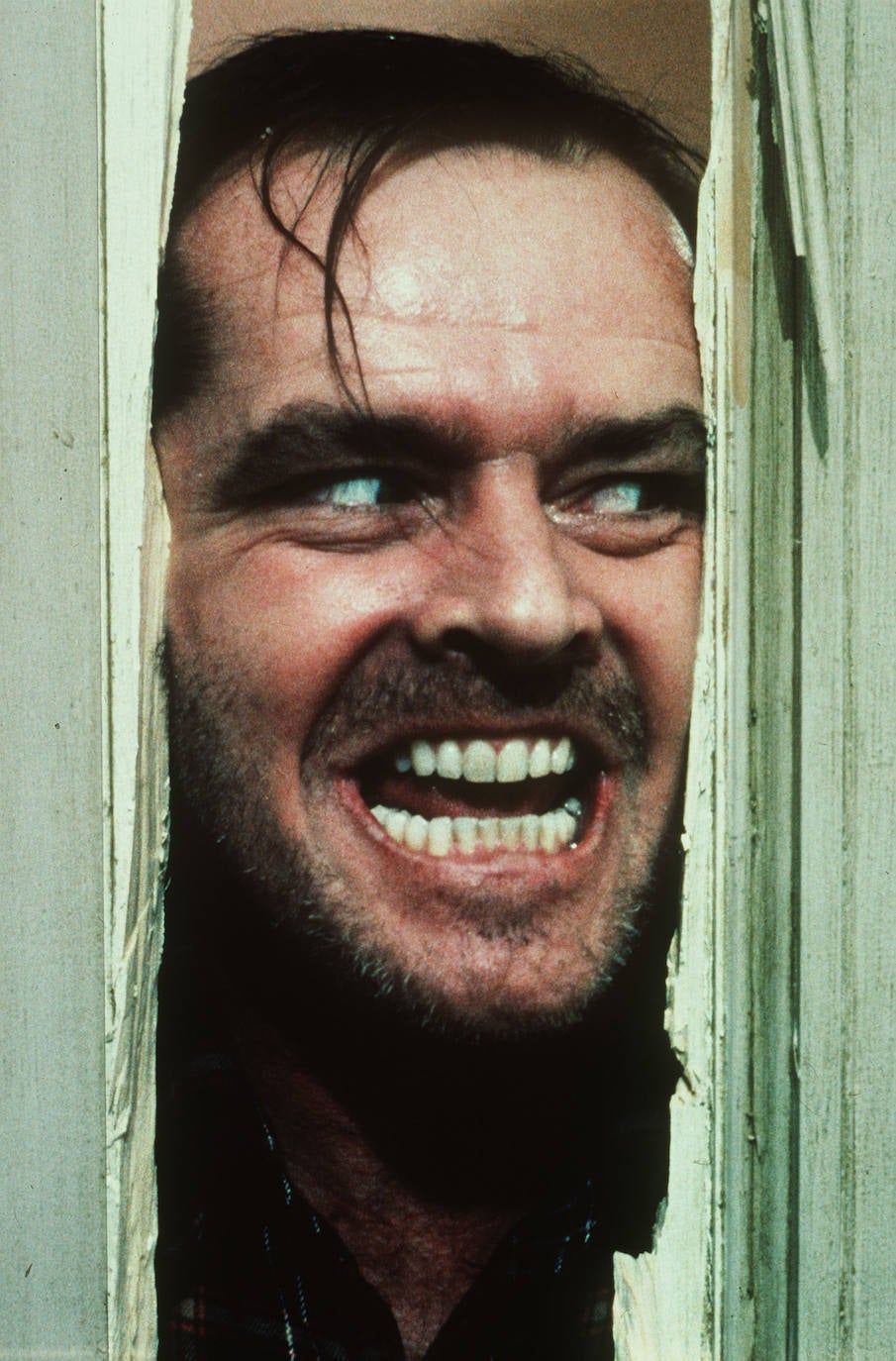 'El resplandor' (19 de diciembre de 1980) | Dirigida por Stanley Kubrick, 'El resplandor' cuenta la historia de Jack Torrance, que se traslada con su mujer y su hijo de siete años al impresionante hotel Overlook, en Colorado, para encargarse del mantenimiento de las instalaciones durante la temporada invernal, época en la que permanece cerrado y aislado por la nieve. Su objetivo es encontrar paz y sosiego para escribir una novela. Sin embargo, poco después de su llegada al hotel, al mismo tiempo que Jack empieza a padecer inquietantes trastornos de personalidad, se suceden extraños y espeluznantes fenómenos paranormales. Jack Nicholson -en la imagen- interpretó a Jack Torrance.