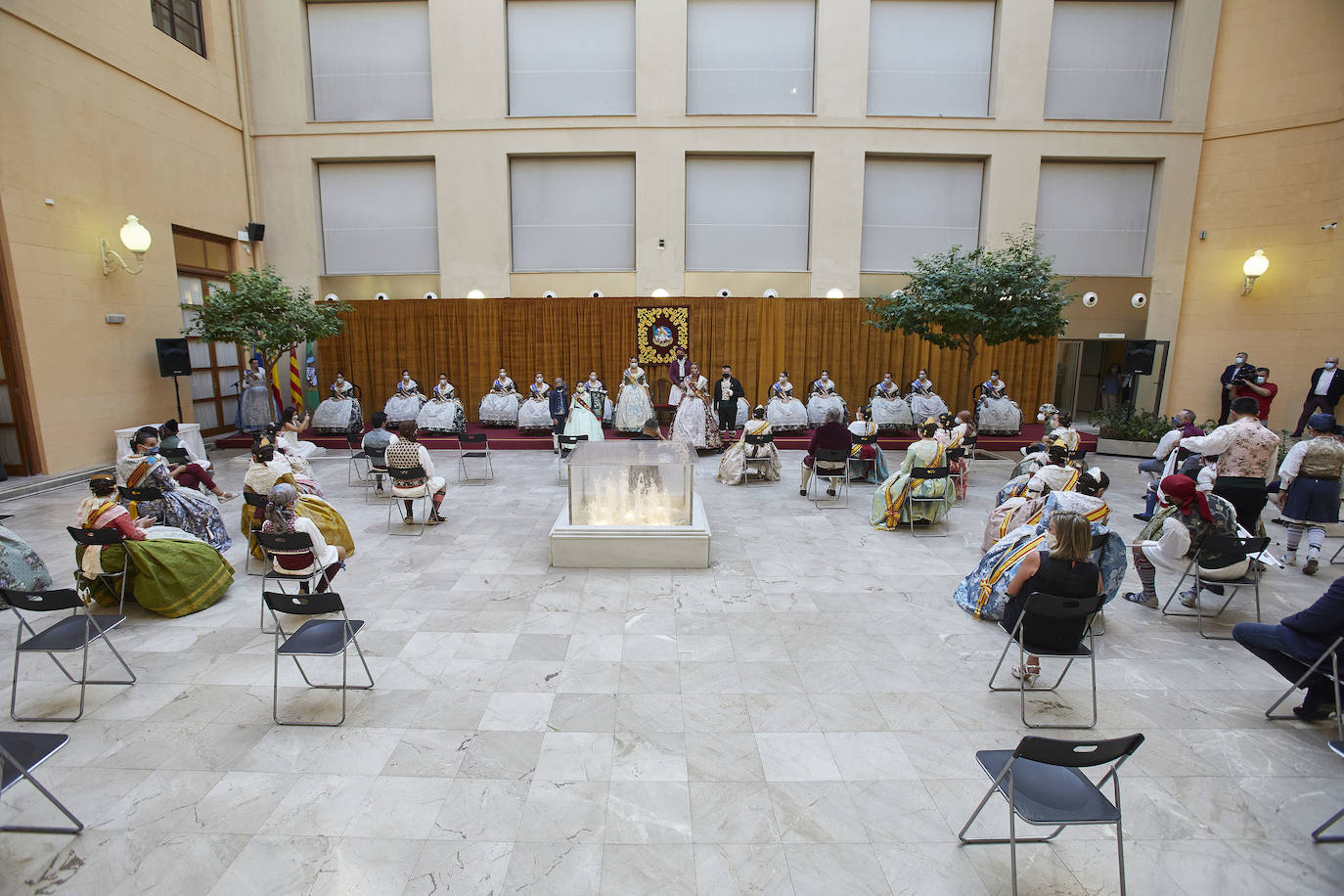 El Palacio de la Exposición de Valencia acoge este sábado la entrega de los premios de las Fallas 2020. Las mascarillas y las medidas de seguridad e higiene le han dado un toque atípico a la cita, que debería haber tenido lugar los pasados 16 y 17 de marzo y que no se pudo celebrar debido a la cancelación de las Fallas por la pandemia del coronavirus.