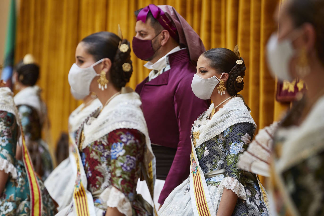 El Palacio de la Exposición de Valencia acoge este sábado la entrega de los premios de las Fallas 2020. Las mascarillas y las medidas de seguridad e higiene le han dado un toque atípico a la cita, que debería haber tenido lugar los pasados 16 y 17 de marzo y que no se pudo celebrar debido a la cancelación de las Fallas por la pandemia del coronavirus.