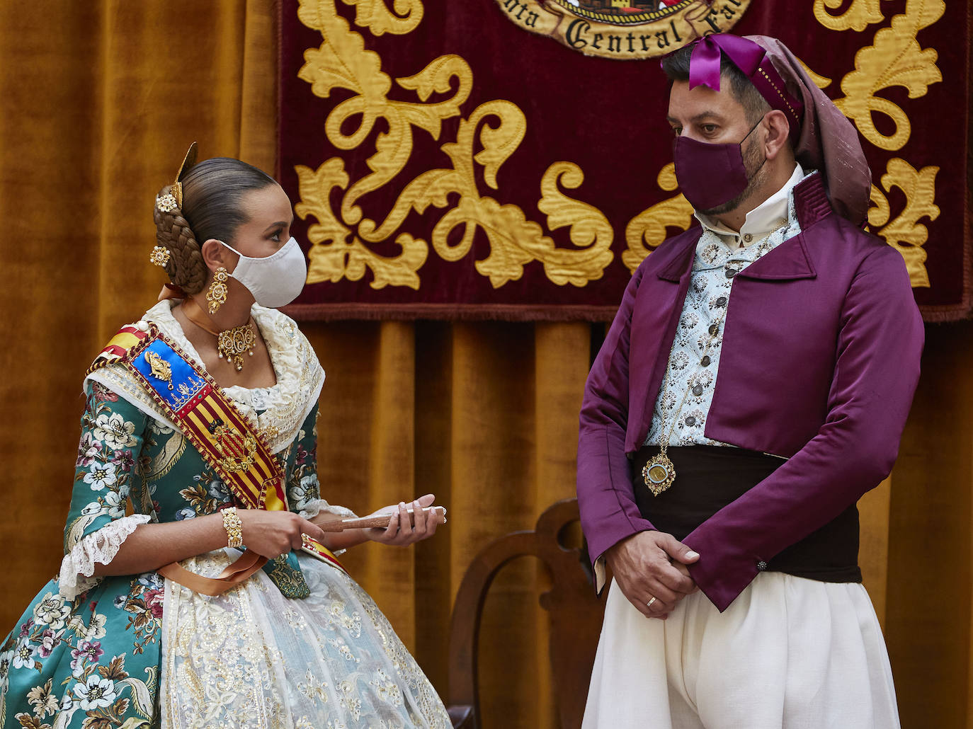 El Palacio de la Exposición de Valencia acoge este sábado la entrega de los premios de las Fallas 2020. Las mascarillas y las medidas de seguridad e higiene le han dado un toque atípico a la cita, que debería haber tenido lugar los pasados 16 y 17 de marzo y que no se pudo celebrar debido a la cancelación de las Fallas por la pandemia del coronavirus.