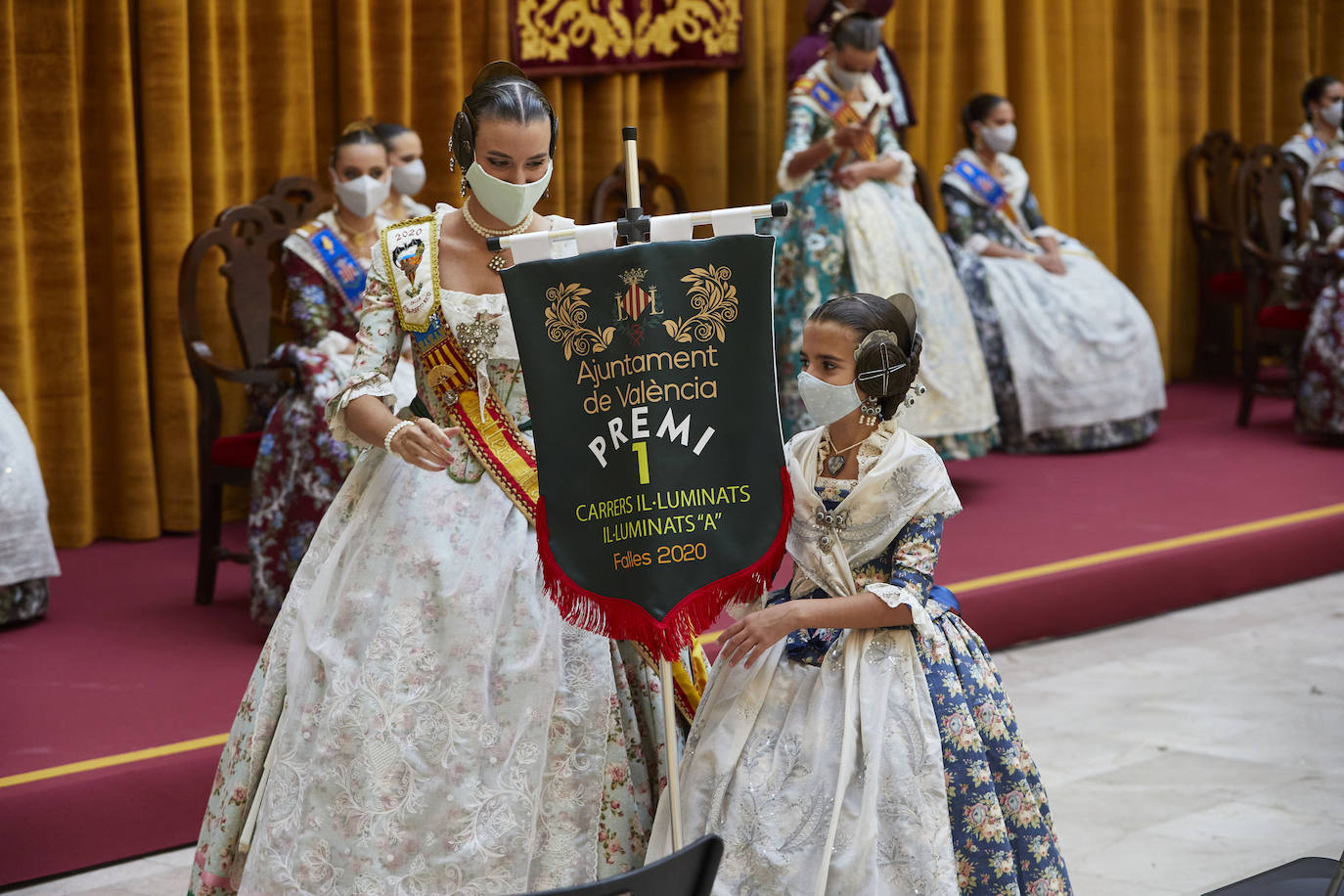 El Palacio de la Exposición de Valencia acoge este sábado la entrega de los premios de las Fallas 2020. Las mascarillas y las medidas de seguridad e higiene le han dado un toque atípico a la cita, que debería haber tenido lugar los pasados 16 y 17 de marzo y que no se pudo celebrar debido a la cancelación de las Fallas por la pandemia del coronavirus.