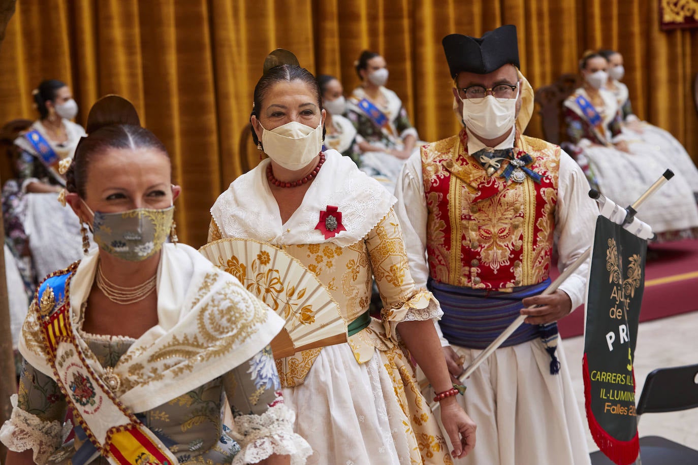 El Palacio de la Exposición de Valencia acoge este sábado la entrega de los premios de las Fallas 2020. Las mascarillas y las medidas de seguridad e higiene le han dado un toque atípico a la cita, que debería haber tenido lugar los pasados 16 y 17 de marzo y que no se pudo celebrar debido a la cancelación de las Fallas por la pandemia del coronavirus.