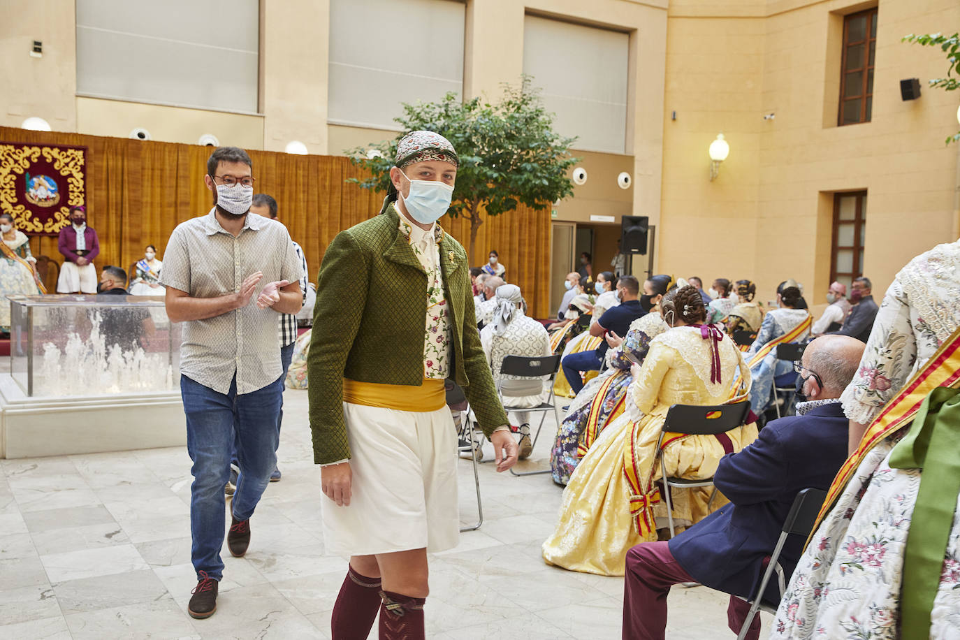 El Palacio de la Exposición de Valencia acoge este sábado la entrega de los premios de las Fallas 2020. Las mascarillas y las medidas de seguridad e higiene le han dado un toque atípico a la cita, que debería haber tenido lugar los pasados 16 y 17 de marzo y que no se pudo celebrar debido a la cancelación de las Fallas por la pandemia del coronavirus.