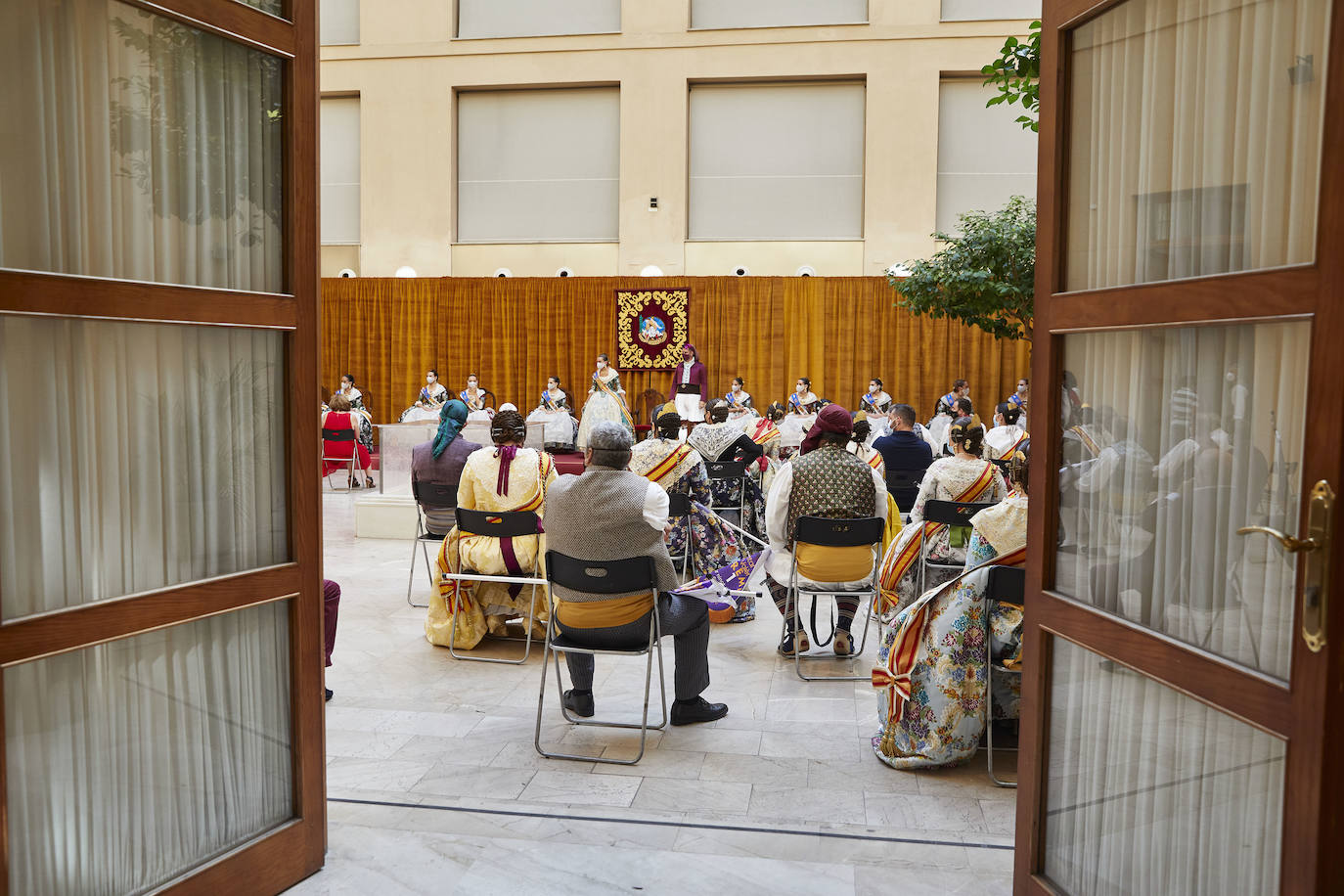 El Palacio de la Exposición de Valencia acoge este sábado la entrega de los premios de las Fallas 2020. Las mascarillas y las medidas de seguridad e higiene le han dado un toque atípico a la cita, que debería haber tenido lugar los pasados 16 y 17 de marzo y que no se pudo celebrar debido a la cancelación de las Fallas por la pandemia del coronavirus.