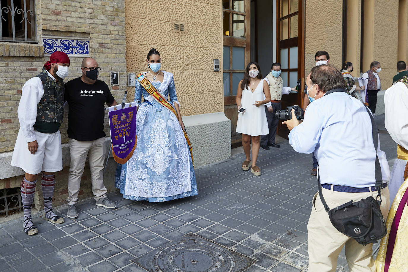 El Palacio de la Exposición de Valencia acoge este sábado la entrega de los premios de las Fallas 2020. Las mascarillas y las medidas de seguridad e higiene le han dado un toque atípico a la cita, que debería haber tenido lugar los pasados 16 y 17 de marzo y que no se pudo celebrar debido a la cancelación de las Fallas por la pandemia del coronavirus.