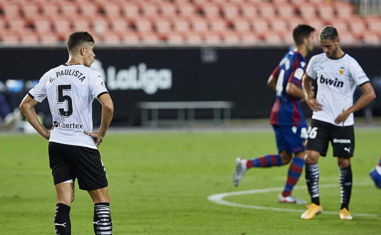 Jugadores del Valencia y Levante durante el partido. 