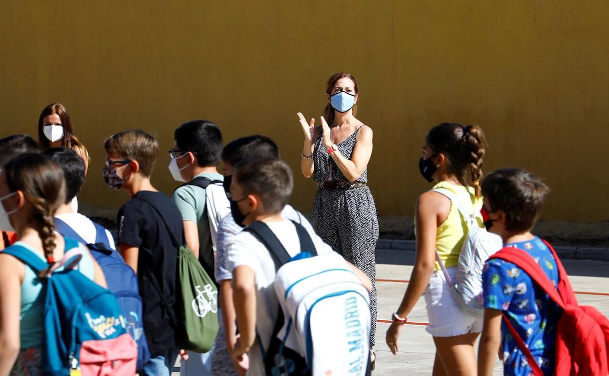 Niños accediendo al colegio.