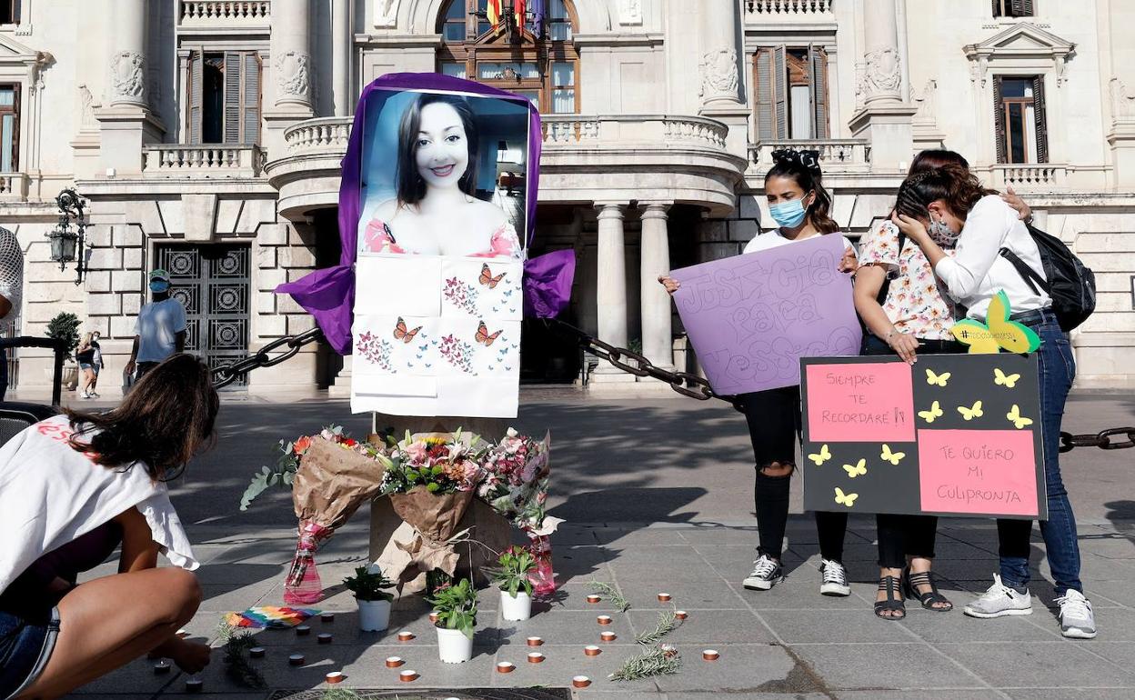 Amigas de la víctima, esta mañana frente al Ayuntamiento de Valencia.