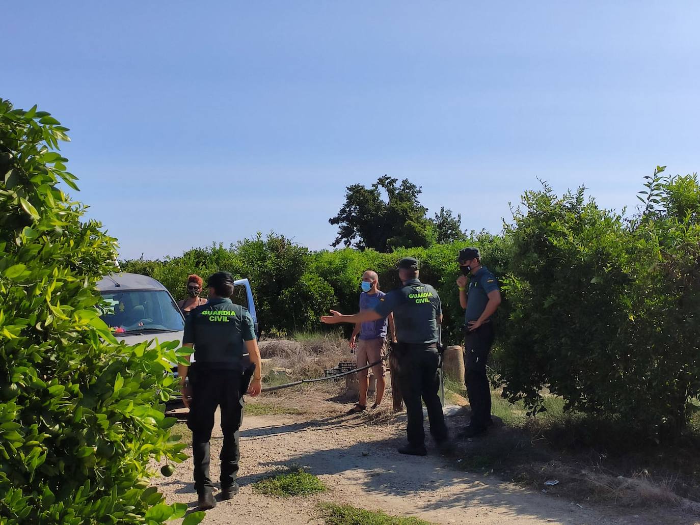 La fiesta, celebrada en una caseta de campo y que ha sido organizada a través de las redes sociales, ha llegado a reunir a más de 200 personas durante la madrugada