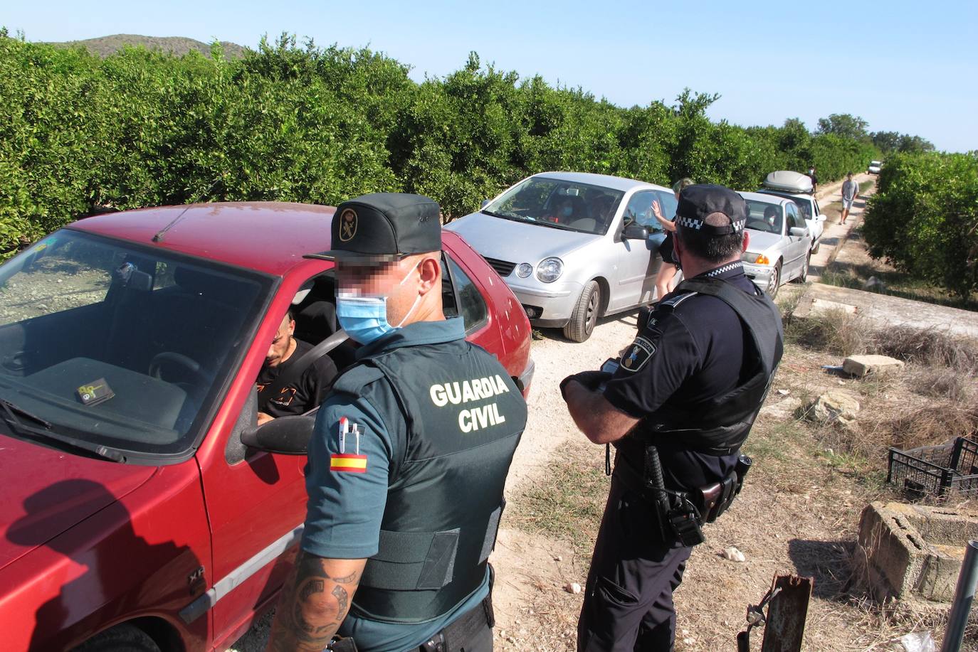 La fiesta, celebrada en una caseta de campo y que ha sido organizada a través de las redes sociales, ha llegado a reunir a más de 200 personas durante la madrugada