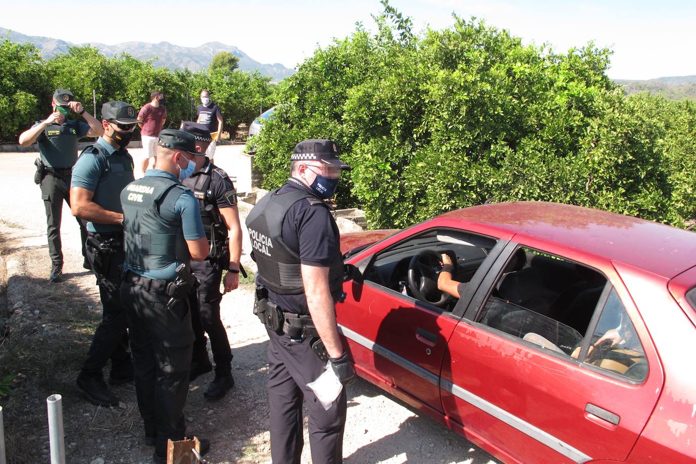 La fiesta, celebrada en una caseta de campo y que ha sido organizada a través de las redes sociales, ha llegado a reunir a más de 200 personas durante la madrugada