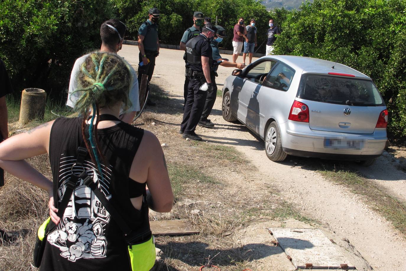 La fiesta, celebrada en una caseta de campo y que ha sido organizada a través de las redes sociales, ha llegado a reunir a más de 200 personas durante la madrugada