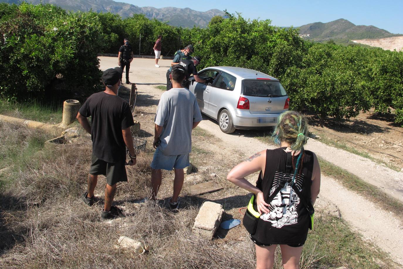 La fiesta, celebrada en una caseta de campo y que ha sido organizada a través de las redes sociales, ha llegado a reunir a más de 200 personas durante la madrugada