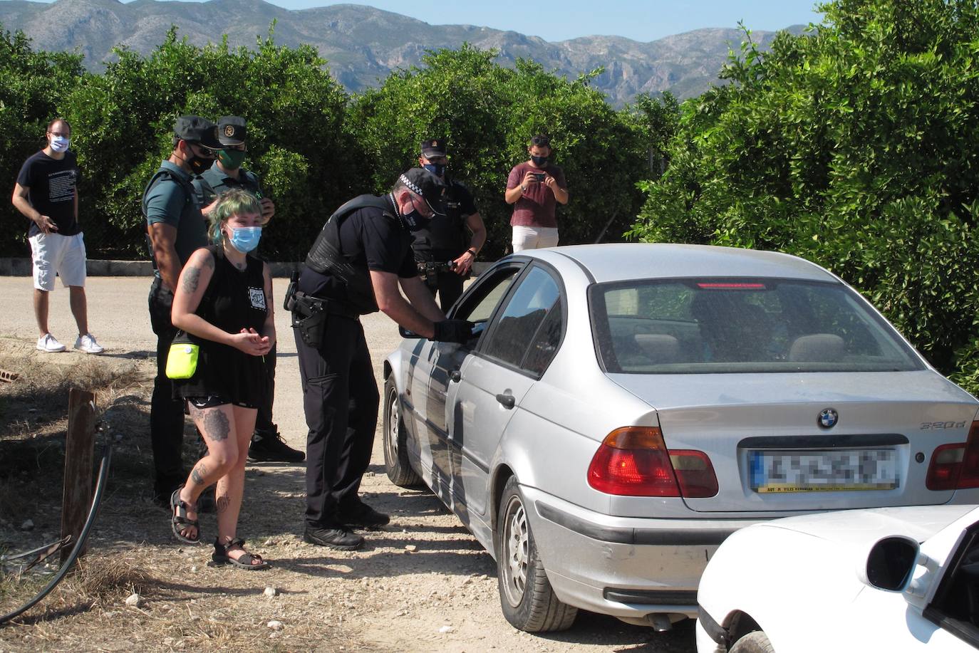 La fiesta, celebrada en una caseta de campo y que ha sido organizada a través de las redes sociales, ha llegado a reunir a más de 200 personas durante la madrugada