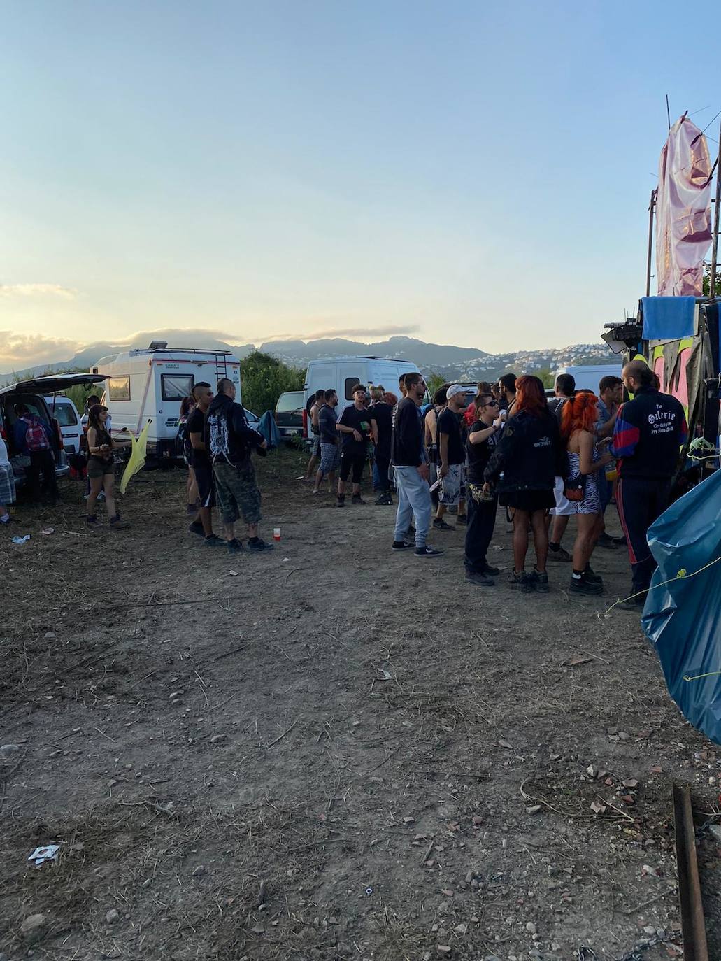 La fiesta, celebrada en una caseta de campo y que ha sido organizada a través de las redes sociales, ha llegado a reunir a más de 200 personas durante la madrugada