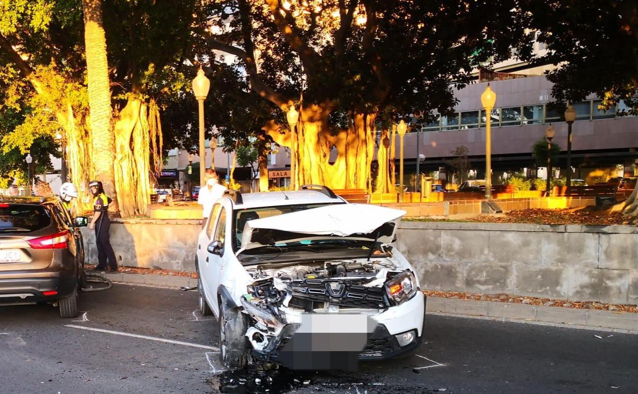 Imagen del coche siniestrado esta mañana a la altura del parque de Canalejas. 