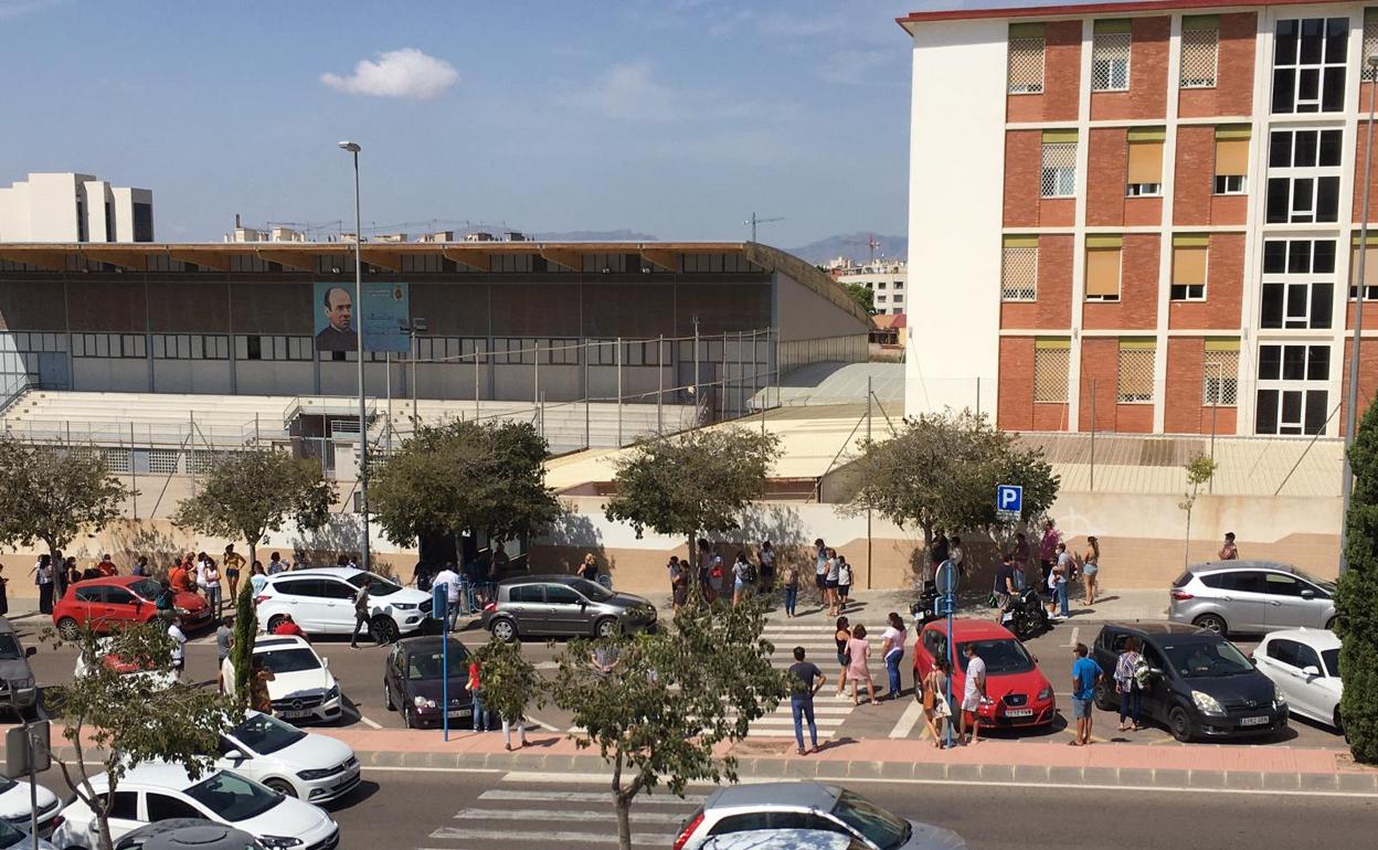 Imagen de este lunes del colegio Calasancio de Alicante a la salida de un grupo de alumnos. 