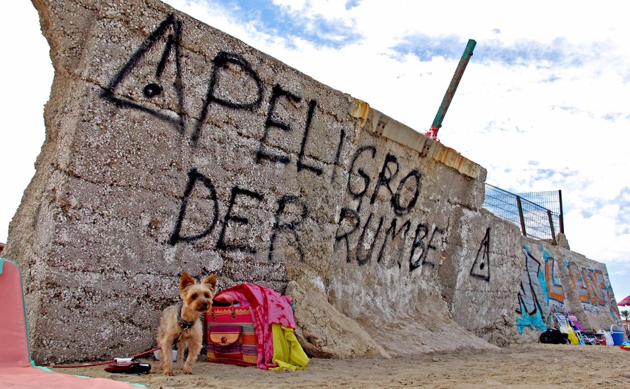 Uno de los muros de la playa de Les Deveses de Dénia, afectada por la DANA, y los temporales como 'Gloria'. 