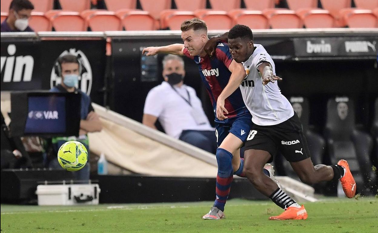 Clerc y Yunus pugnan por el balón durante el derbi