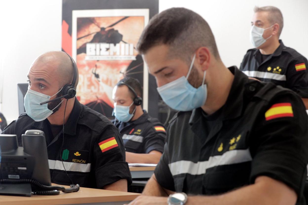 Rastreadores de la Unidad Militar de Emergencias (UME), ayer en el cuartel de Bétera. EFE/Kai Försterling