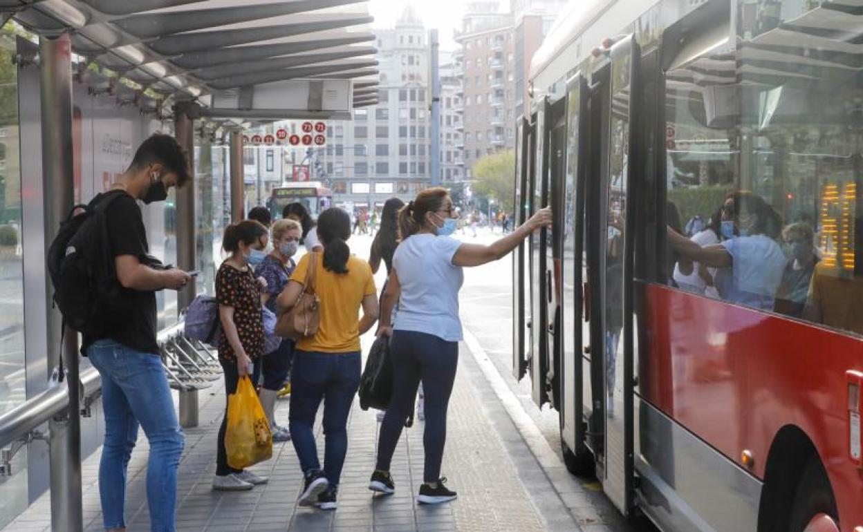 Usuarios esperan ayer en una parada de la EMT. 