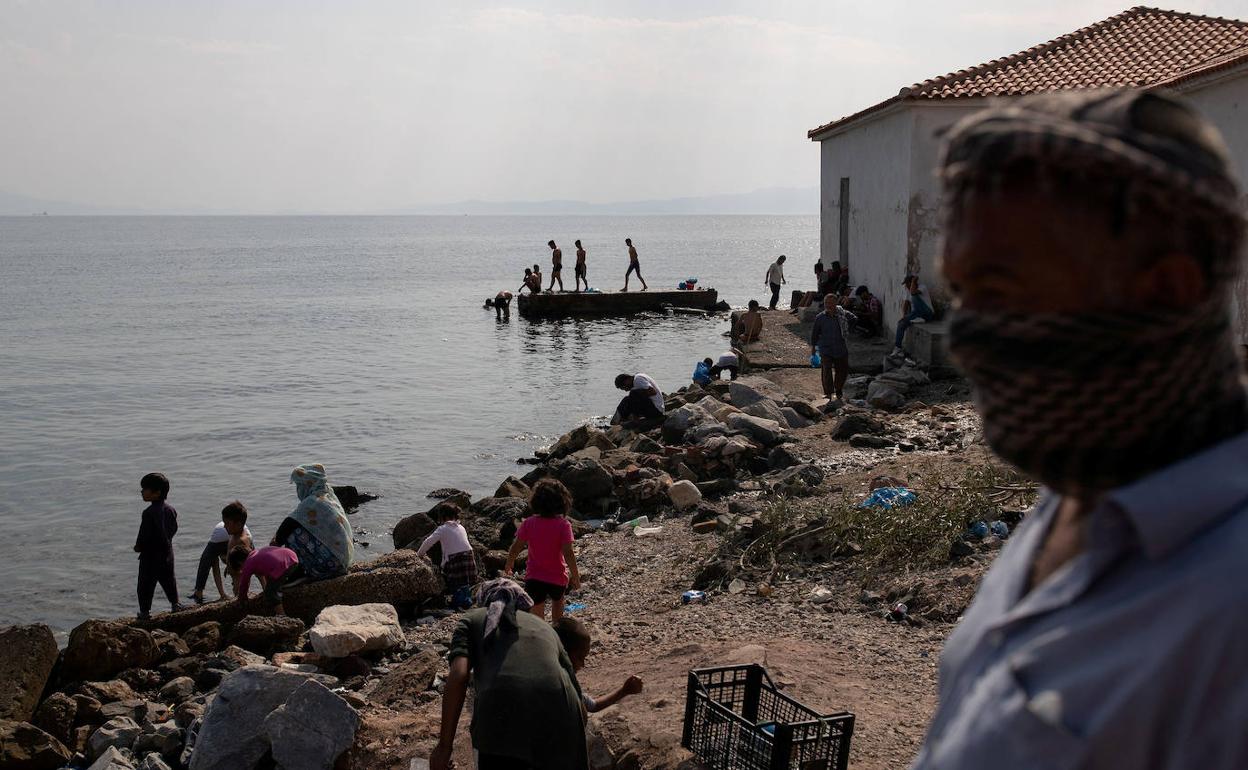 Varios refugiados del campamento de Moria, en la isla de Lesbos. 