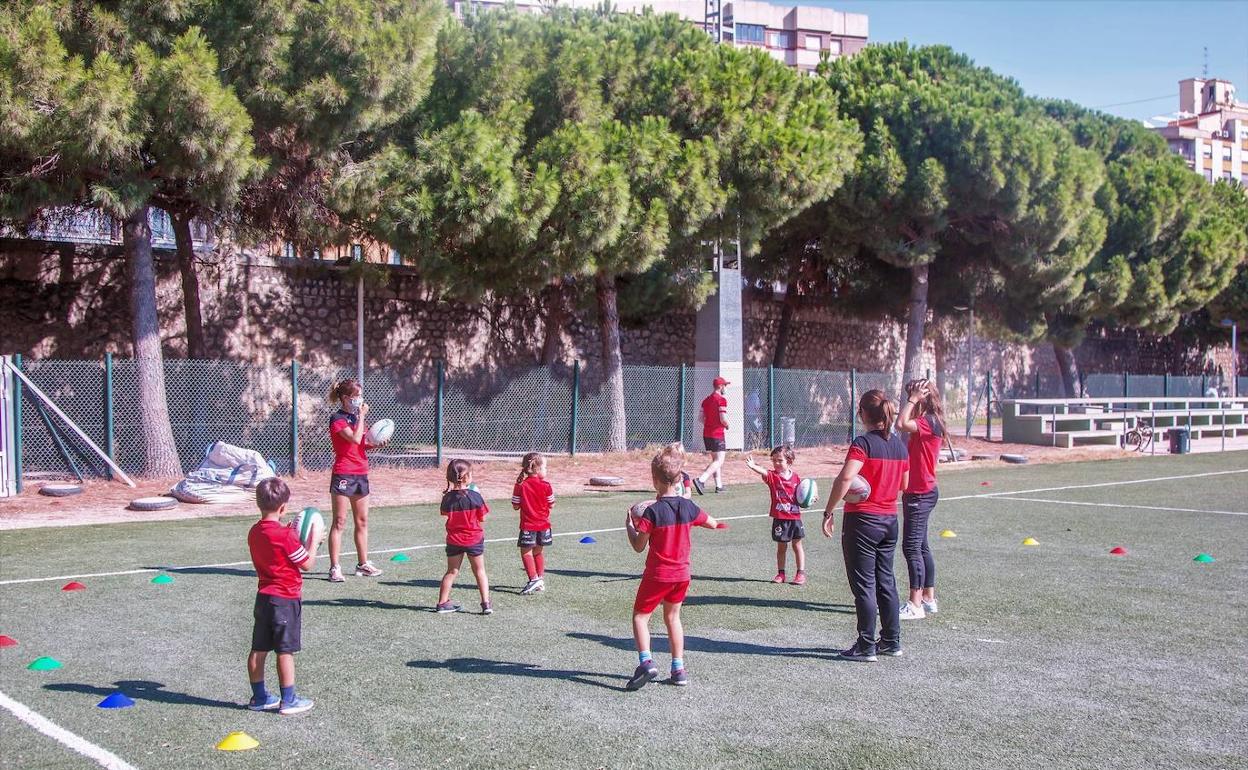 Niños disfrutan del rugby siguiendo el protocolo sanitario establecido a causa de la crisis sanitaria. 