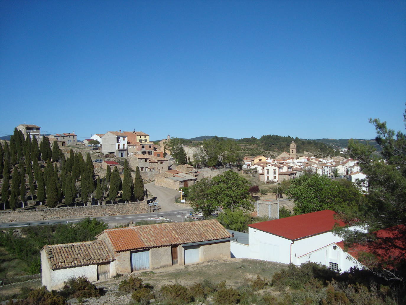 El ayuntamiento de Zucaina, en Castellón, ha hecho un llamamiento para poder salvar su colegio. Busca «con urgencia» una familia con un mínimo de dos niños en edad escolar para matricularlos en el centro. En el anuncio, que ha hecho público, el consistorio ofrece a cambio a la familia una vivienda y un puesto de trabajo, con posibilidad de ampliación a dos puestos de trabajo. Según indica, los interesados pueden ponerse en contacto con info@zucaina.es