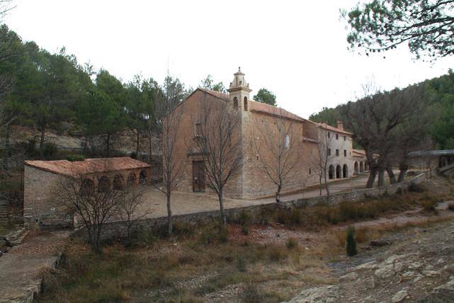 El ayuntamiento de Zucaina, en Castellón, ha hecho un llamamiento para poder salvar su colegio. Busca «con urgencia» una familia con un mínimo de dos niños en edad escolar para matricularlos en el centro. En el anuncio, que ha hecho público, el consistorio ofrece a cambio a la familia una vivienda y un puesto de trabajo, con posibilidad de ampliación a dos puestos de trabajo. Según indica, los interesados pueden ponerse en contacto con info@zucaina.es