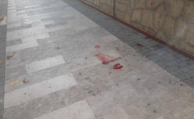 Sangre derramada por el herido en la acera de la calle Marqués de Campo.