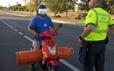 La Guardia civil intercepta a un conductor bebido que llevaba una bombona de propano de 35 kg en su ciclomotor