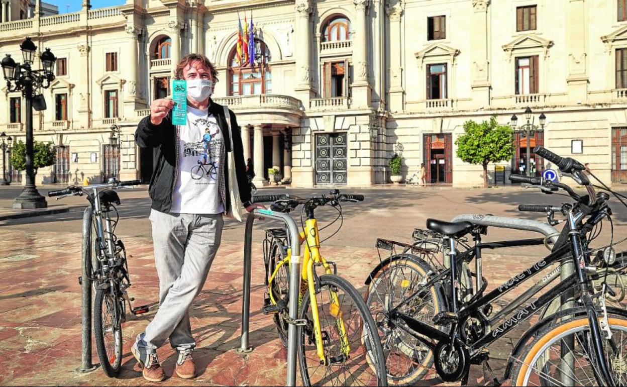 Giuseppe Grezzi en la plaza del Ayuntamiento.