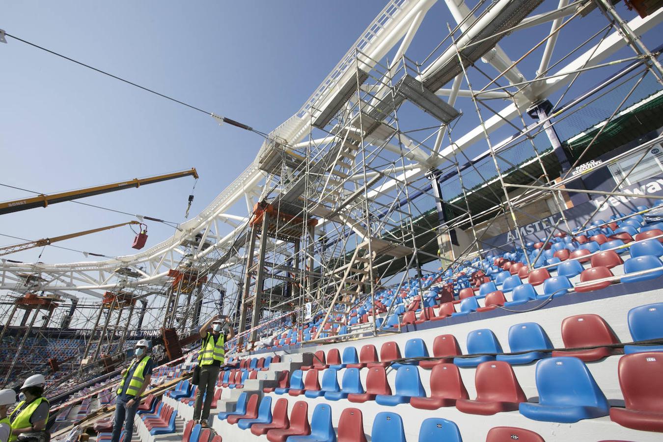 El Levante planea jugar de nuevo en Orriols en la séptima jornada, cuando finalice la primera fase de la reforma. «Va a todo tren», ha asegurado Quico Catalán en una visita de los políticos al estadio azulgrana. 