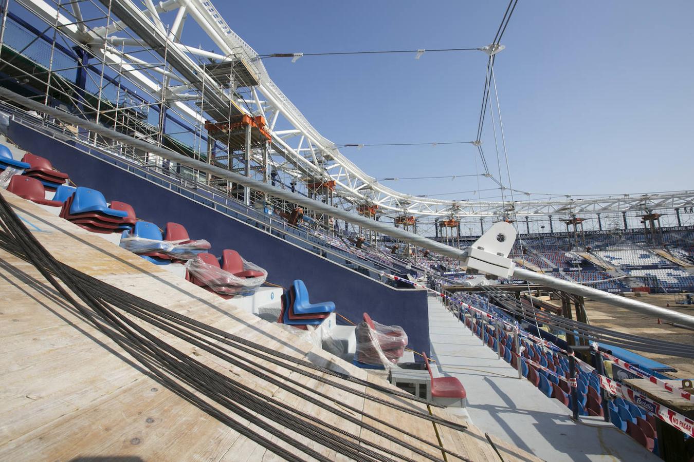 El Levante planea jugar de nuevo en Orriols en la séptima jornada, cuando finalice la primera fase de la reforma. «Va a todo tren», ha asegurado Quico Catalán en una visita de los políticos al estadio azulgrana. 