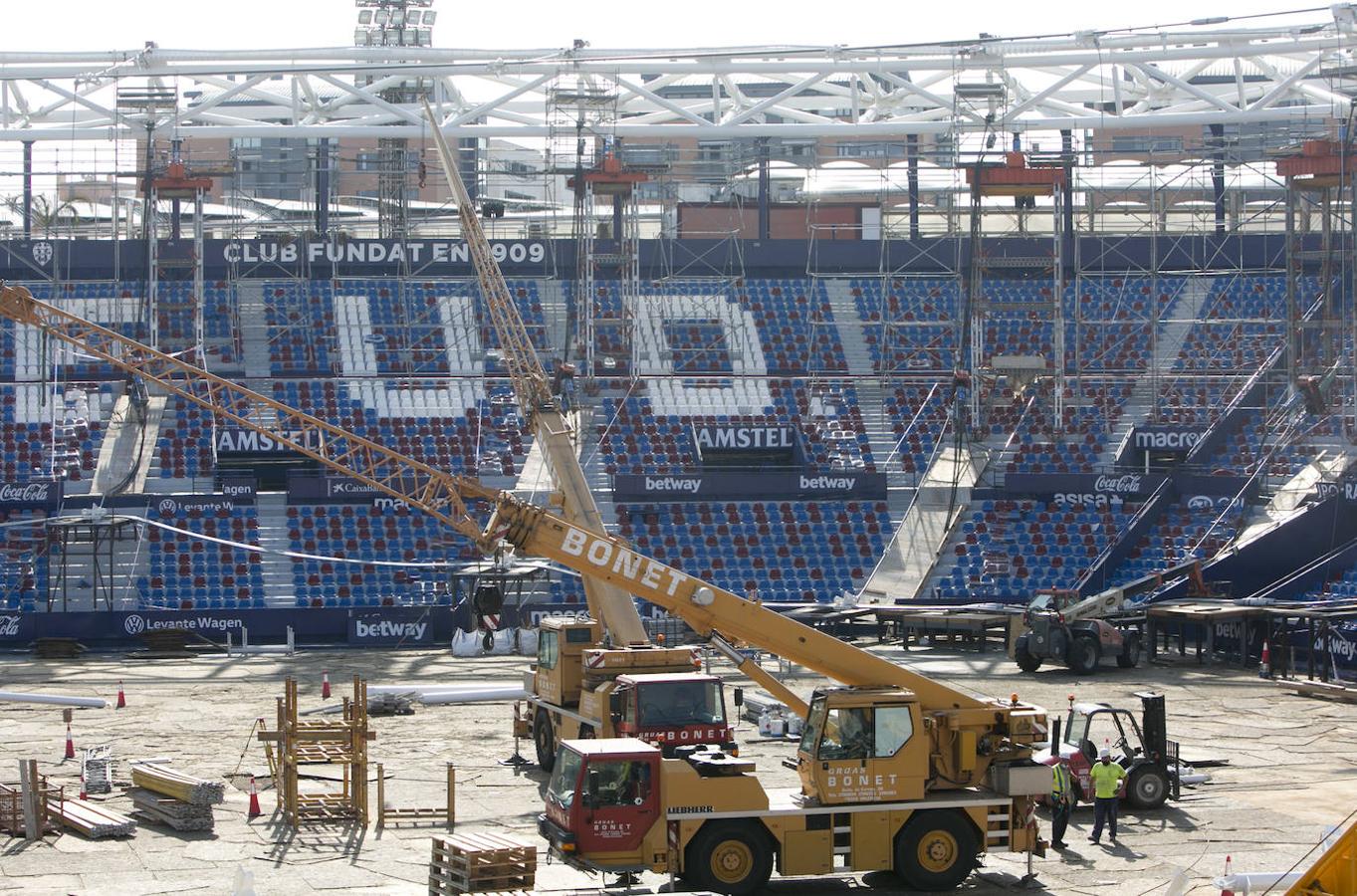 El Levante planea jugar de nuevo en Orriols en la séptima jornada, cuando finalice la primera fase de la reforma. «Va a todo tren», ha asegurado Quico Catalán en una visita de los políticos al estadio azulgrana. 