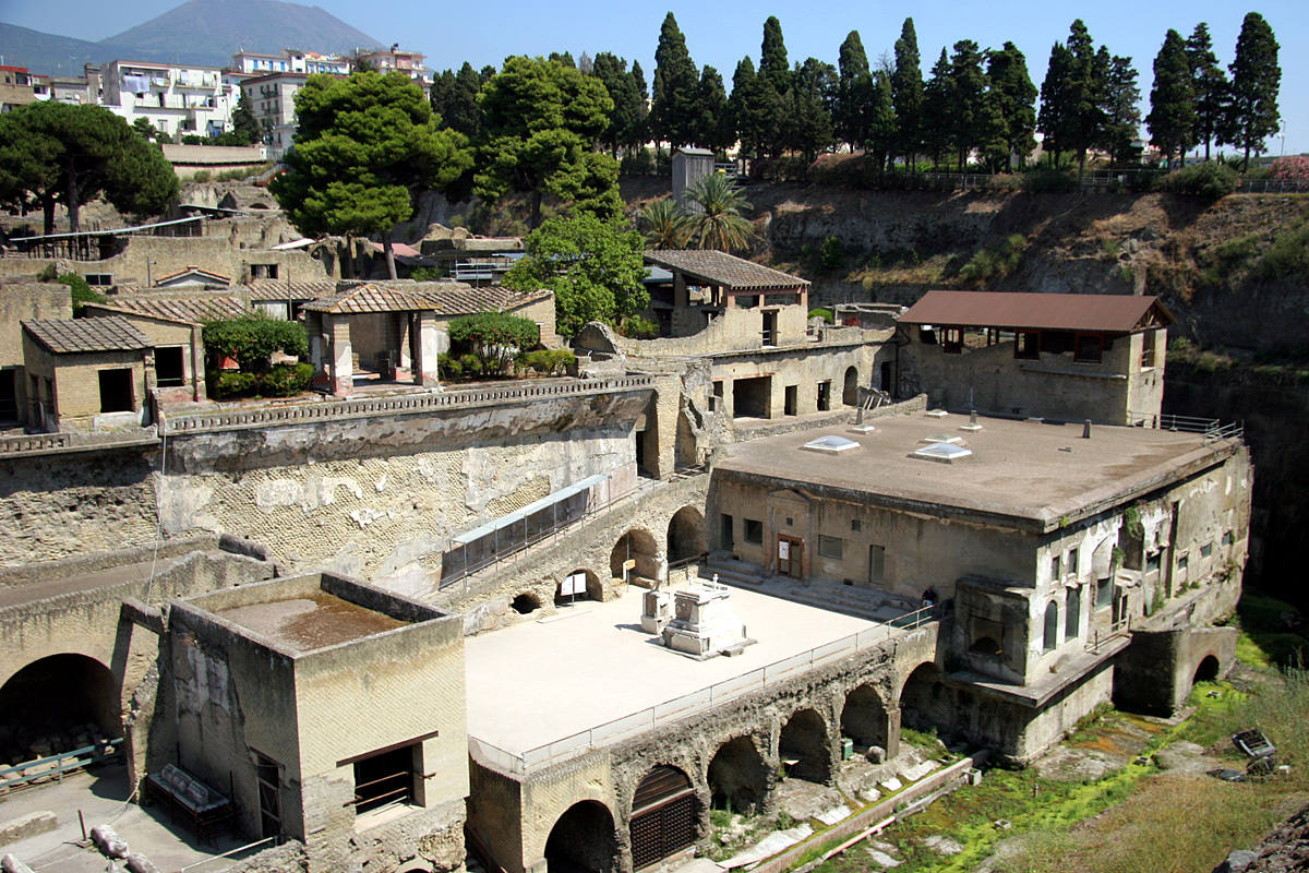 Herculano (Italia) | La erupción del Vesubio en el año 79 d.C calcinó a los habitantes de esta ciudad italiana, cuyas ruinas aún se conservan y muestran cómo eran sus calles y casas antes de la tragedia.