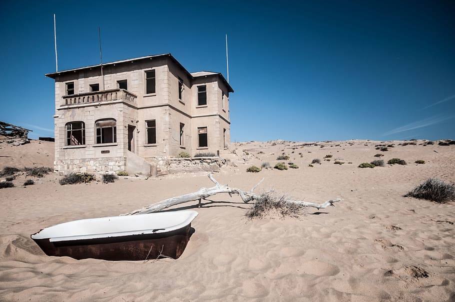 Kolmanskop (Namibia) | Esta ciudad minera alemana permanece perdida en el desierto y la arena es ahora el único habitante de sus edificios. Fue construida a principios de siglo XX para la búsqueda de diamantes en los alrededores, pero fue abandonada tras la Primera Guerra Mundial. 