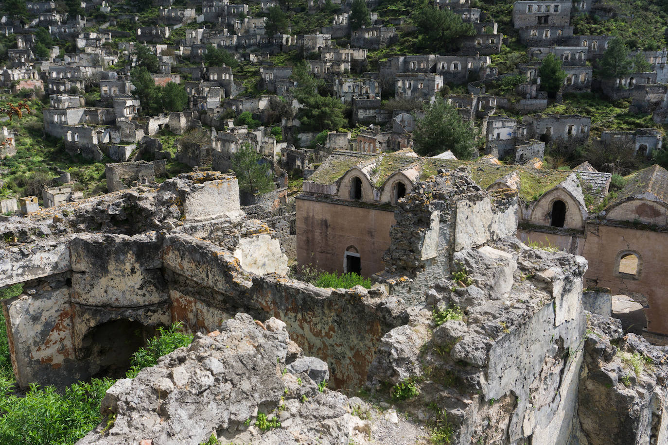 Kayaköy (Turquía) | La guerra turco-griega de principios del siglo XX hizo mella en esta ciudad del siglo XVIII, cuyos habitantes tuvieron que huir al encontrarse en territorio enemigo. Sus muros aún siguen en pie y recuerdan cómo era la vida cuando sus casas y edificios estaban habitados. 