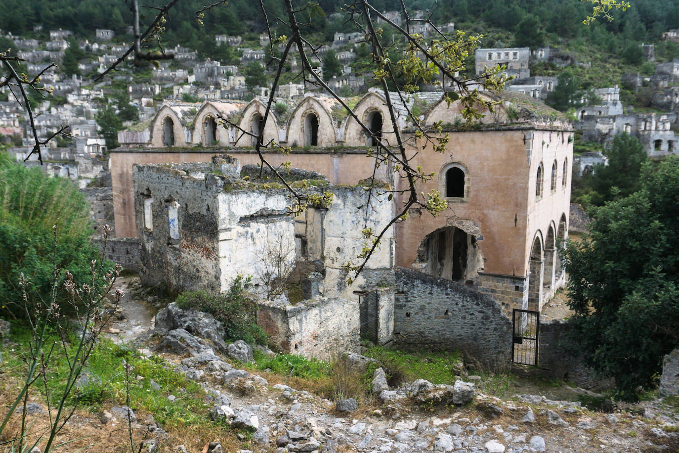 Kayaköy (Turquía) | La guerra turco-griega de principios del siglo XX hizo mella en esta ciudad del siglo XVIII, cuyos habitantes tuvieron que huir al encontrarse en territorio enemigo. Sus muros aún siguen en pie y recuerdan cómo era la vida cuando sus casas y edificios estaban habitados. 