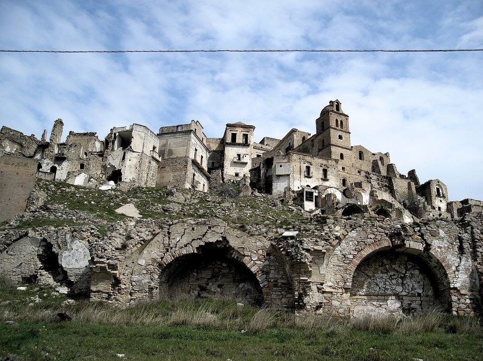 Carco (Italia) | Esta localidad italiana llegó a tener hasta 2.500 ciudadanos en la Edad Media. Ubicada en la cima valle de Cavone, también tenía una universidad y cuatro palacios. Las leyendas sobre su abandono rodean este misterioso lugar, ya que se desconoce la causa por la que quedó deshabitada.