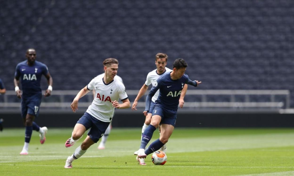 Floyh conduce el balón. t. h.