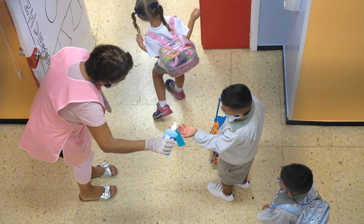 Marzà pide ahora a Sanidad los test en aulas que no reclamó hace una semana