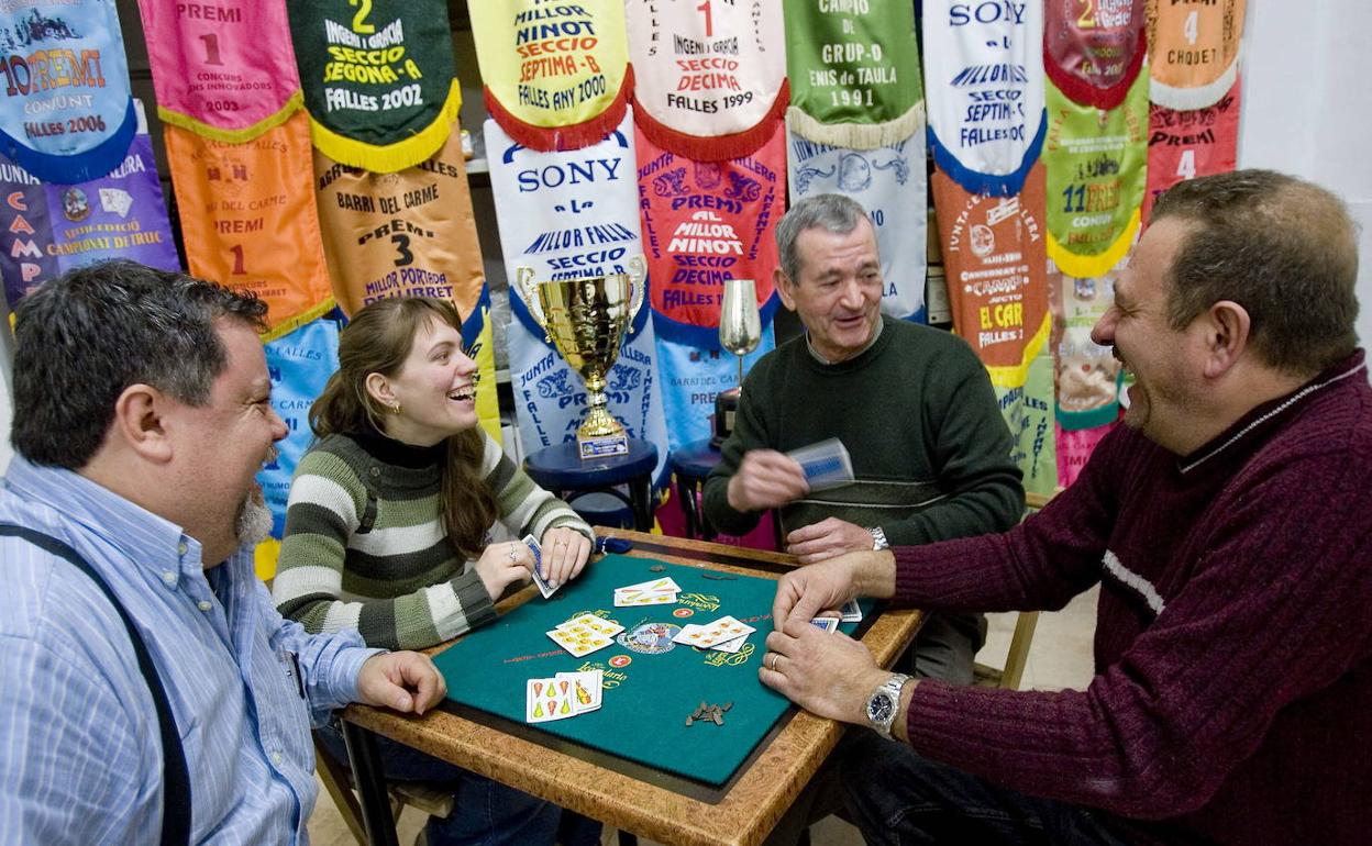 Falleros de la comisión Portal de Valldigna-Salinas jugando una partida de truc en el casal