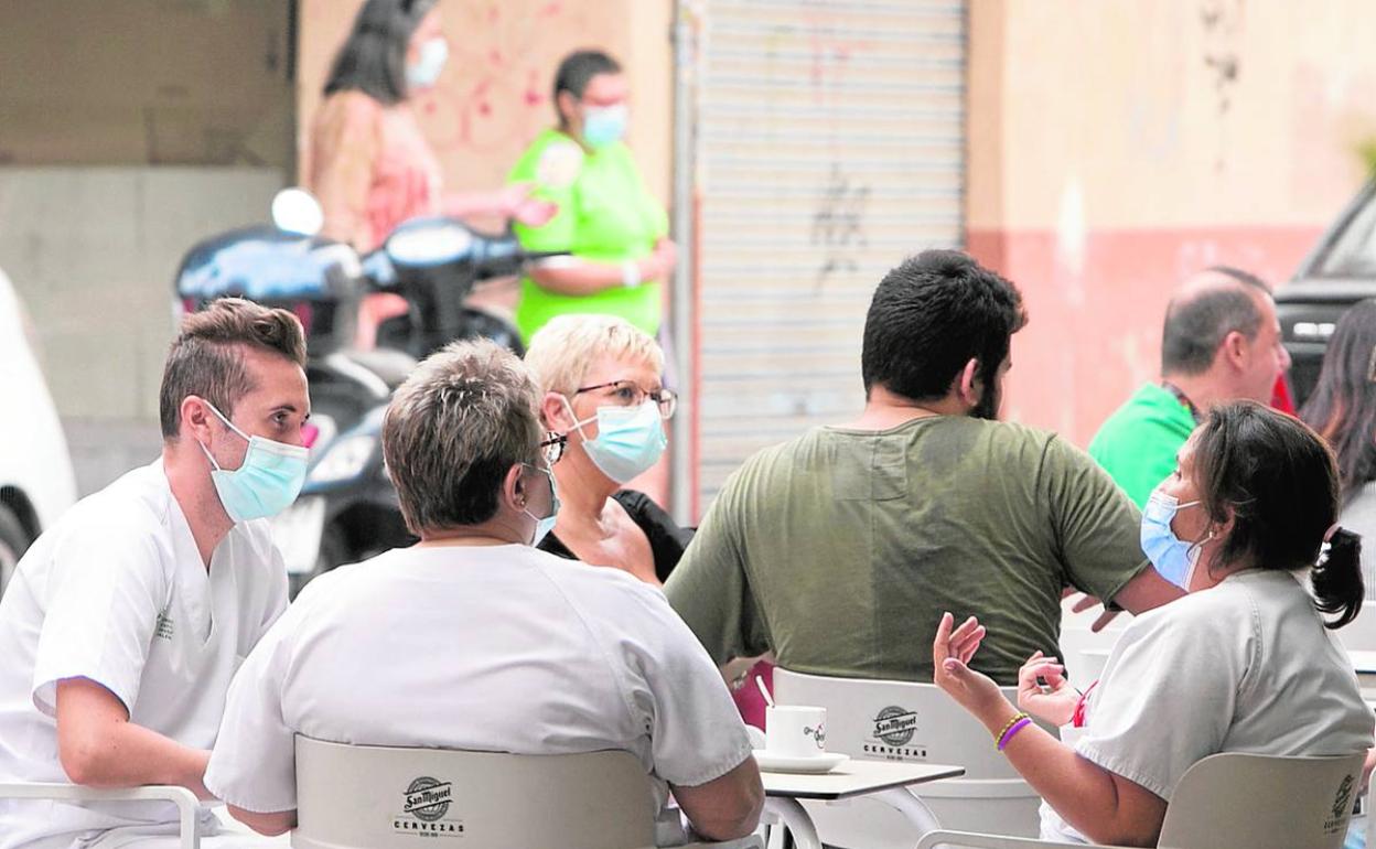 Personal sanitario en las cafeterías próximas al Hospital General de Valencia, ayer.