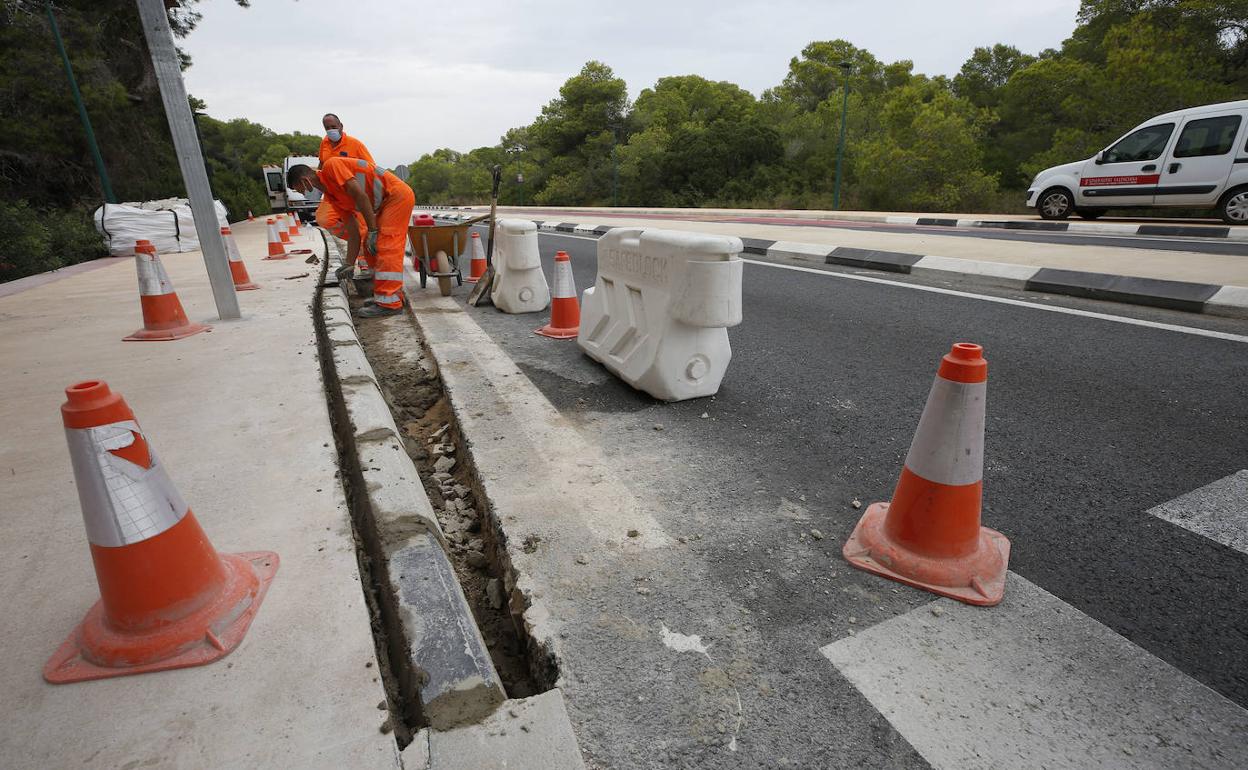 Obras de remodelación de los bordillos de la parada de la EMT próxima a la rotonda de El Palmar. 